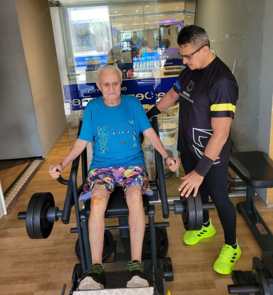 Sr. Ilton Marques faz musculação terapêutica em equipamentos especiais sob orientação do professor Demóstenes