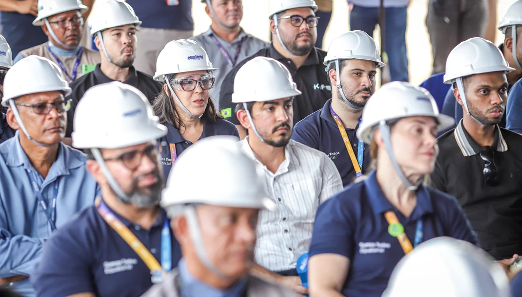 Trabalhadores assistem palestra sobre ações de segurança no manuseio da rede elétrica