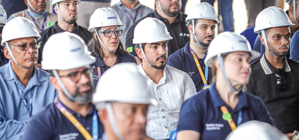 Trabalhadores assistem palestra sobre ações de segurança no manuseio da rede elétrica