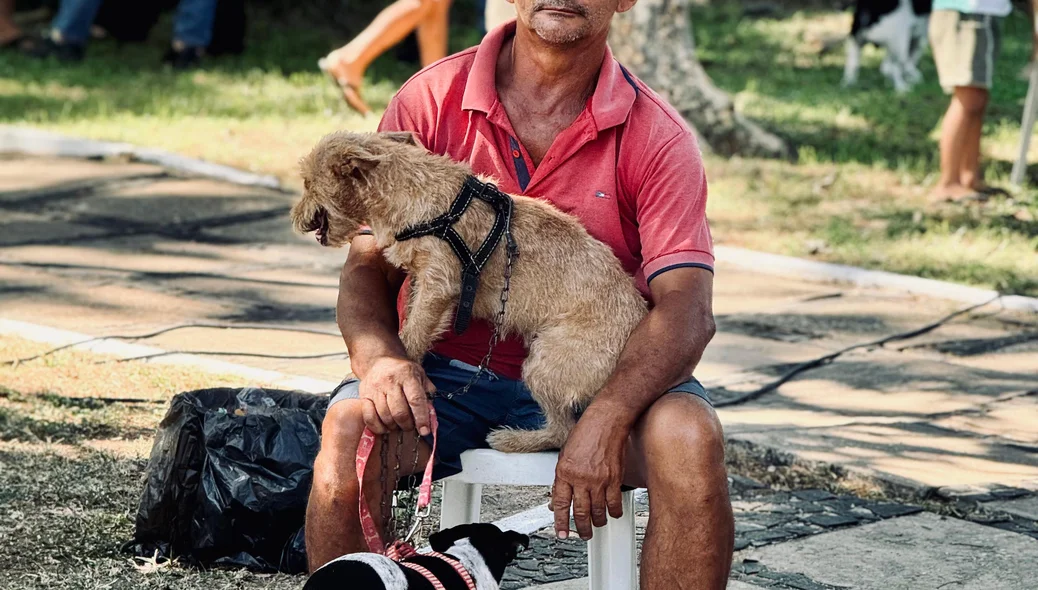 Tutor com cachorro em evento de reativação do Castramóvel