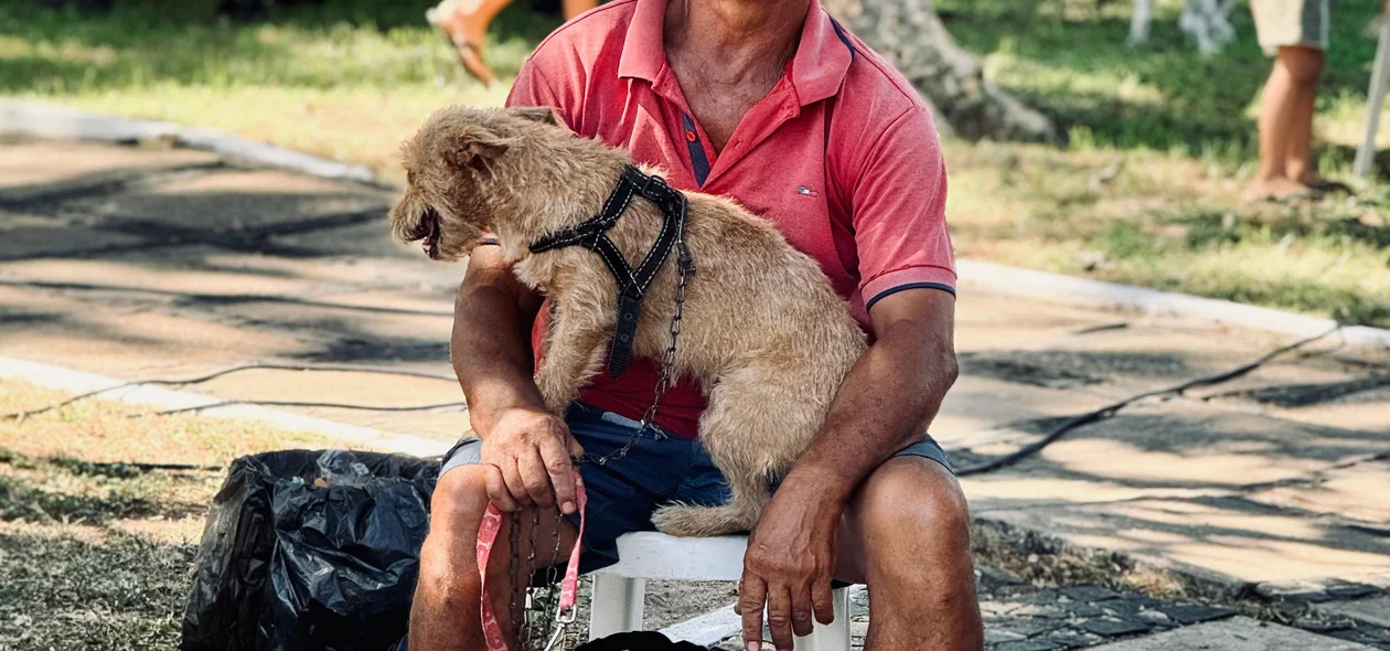 Tutor com cachorro em evento de reativação do Castramóvel