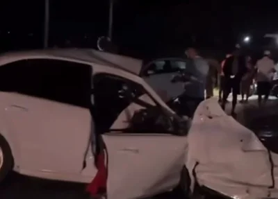 Um dos veículos teria invadido a contramão, provocando a colisão frontal