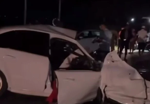 Um dos veículos teria invadido a contramão, provocando a colisão frontal