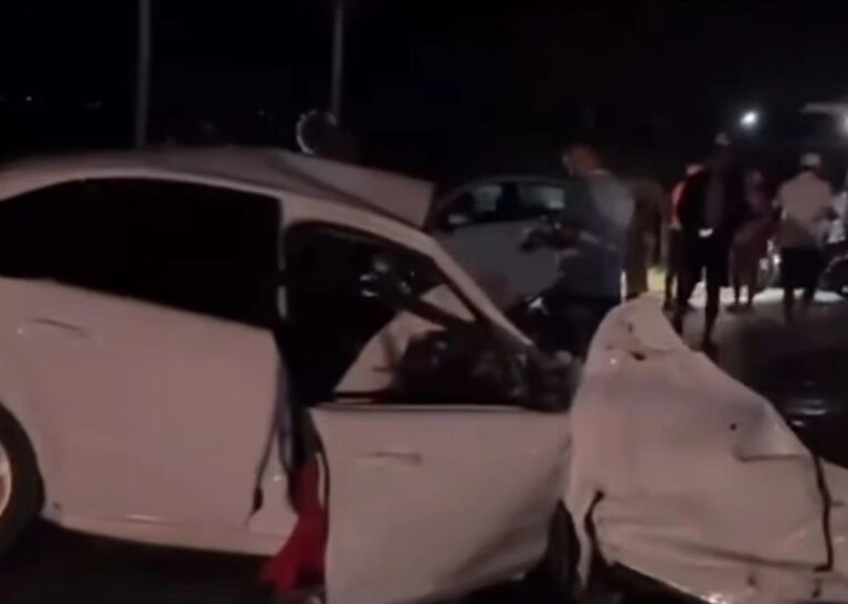Um dos veículos teria invadido a contramão, provocando a colisão frontal