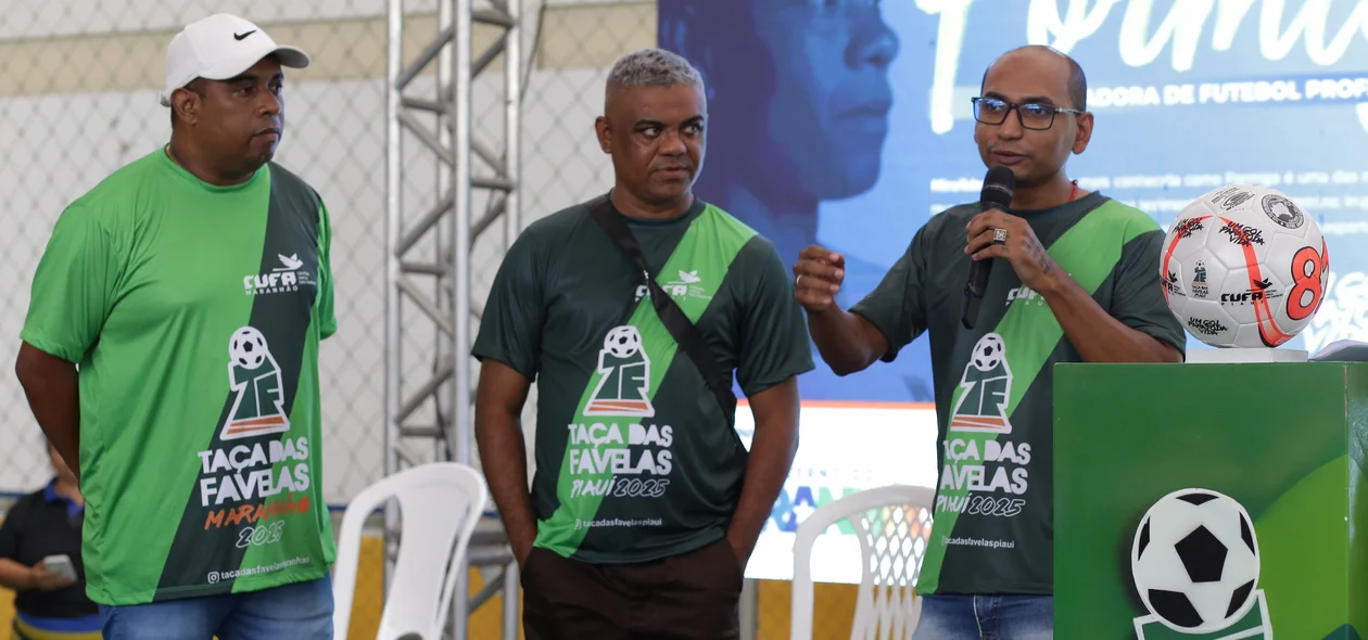 Valciãn Calixto falando com o público presente na abertura das Taça das Favelas