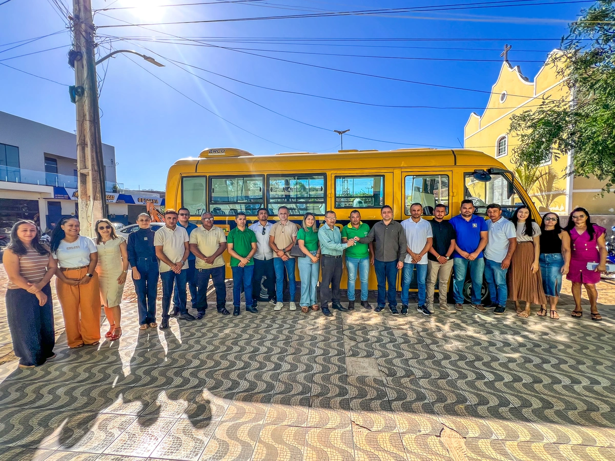 Vera Mendes adquire novo ônibus escolar e fortalece transporte estudantil