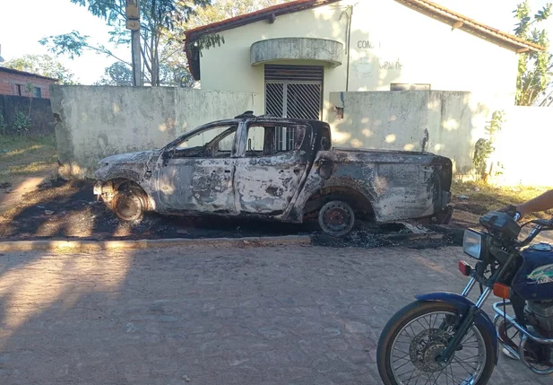 Viatura da PM pega fogo em São João da Serra; veja vídeo