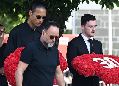 Virgil van Dijk e Robertson dão último adeus a Diogo Jota