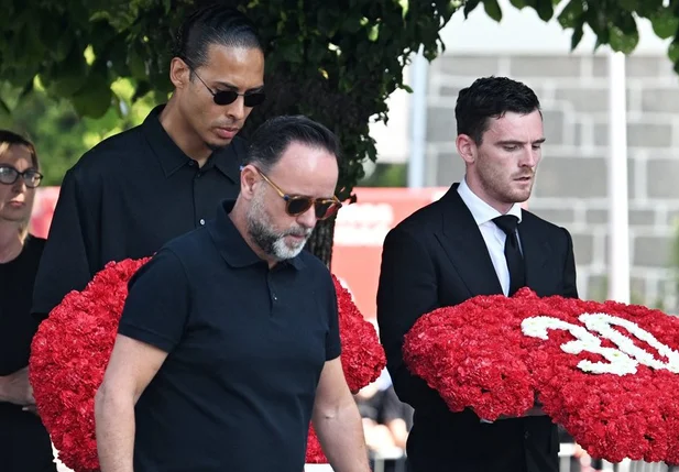 Virgil van Dijk e Robertson dão último adeus a Diogo Jota