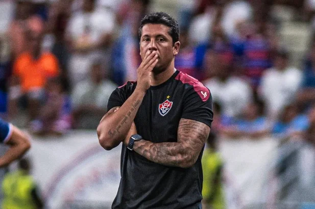 Vitória anuncia a demissão de Thiago Carpini