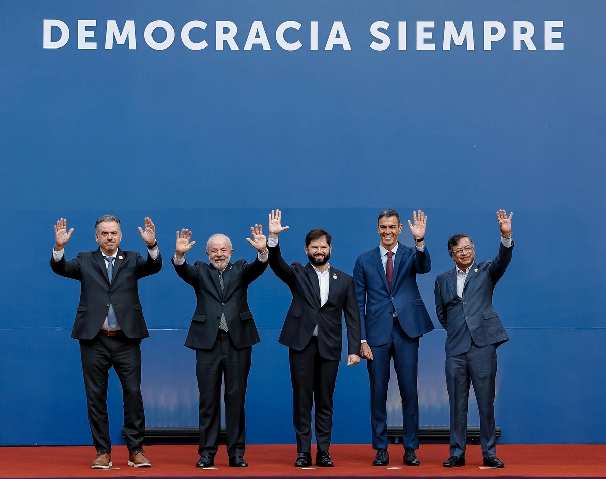 Yamandú Orsi, Lula, Gabriel Boric, Pedro Sánchez e Gustavo Petro