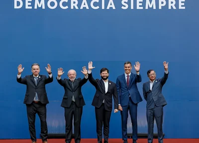 Yamandú Orsi, Lula, Gabriel Boric, Pedro Sánchez e Gustavo Petro
