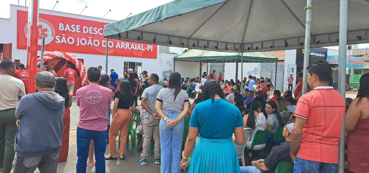 A população compareceu ao local
