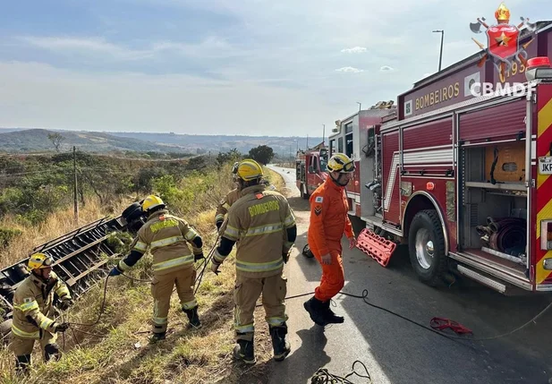Acidente envolvendo um caminhão e um carro de passeio deixa quartro mortos no DF