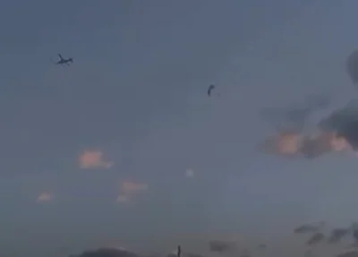 Aluna caindo durante salto de paraquedas em Goiás