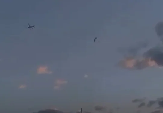 Aluna caindo durante salto de paraquedas em Goiás