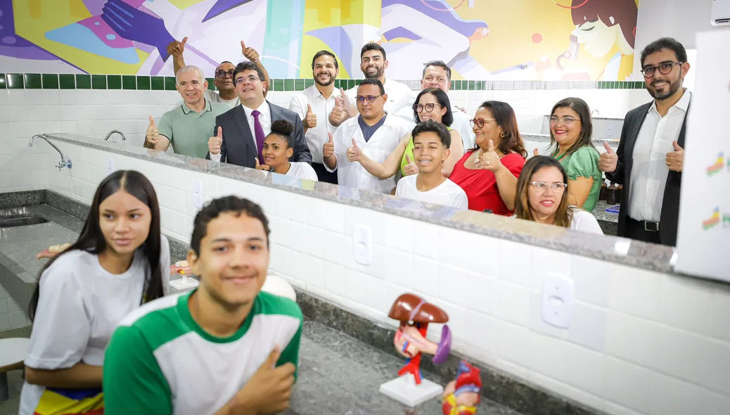 Alunos em novo laboratório