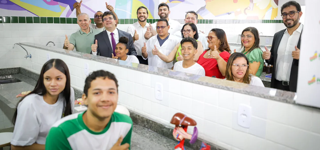 Alunos em novo laboratório