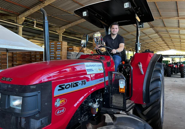 Aroazes recebe trator e grade de arado para fortalecer a agricultura local