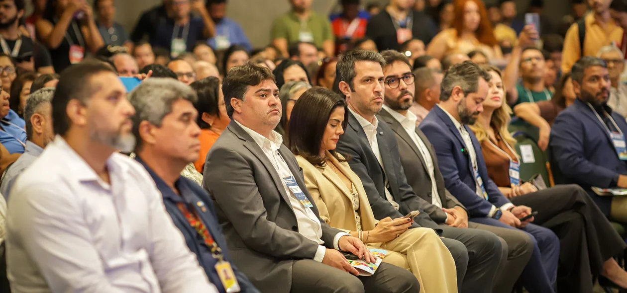 Autoridades na abertura do evento