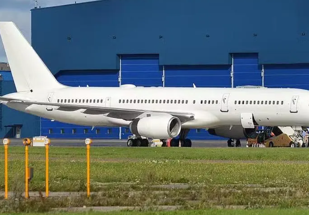 Avião sem identificação do Governo dos Estados Unidos chega ao Brasil