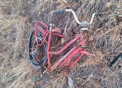 Bicicleta ficou destruída com a colisão