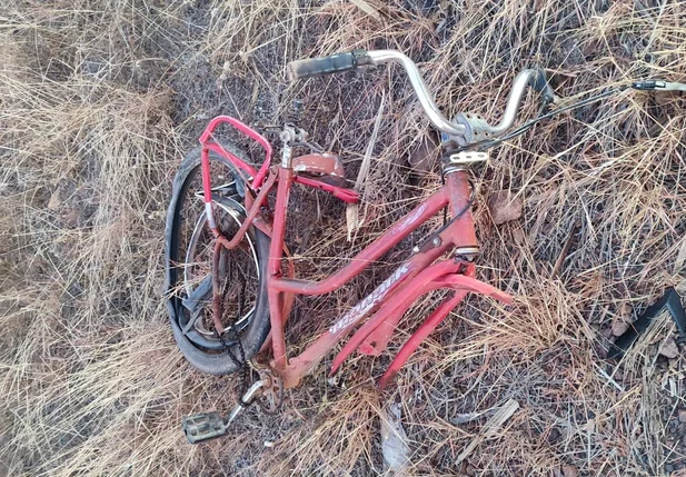 Bicicleta ficou destruída com a colisão