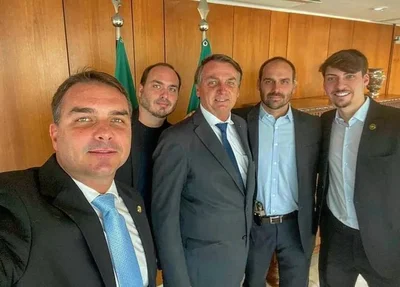 Bolsonaro com os filhos Flávio, Carlos, Eduardo e Jair Renan