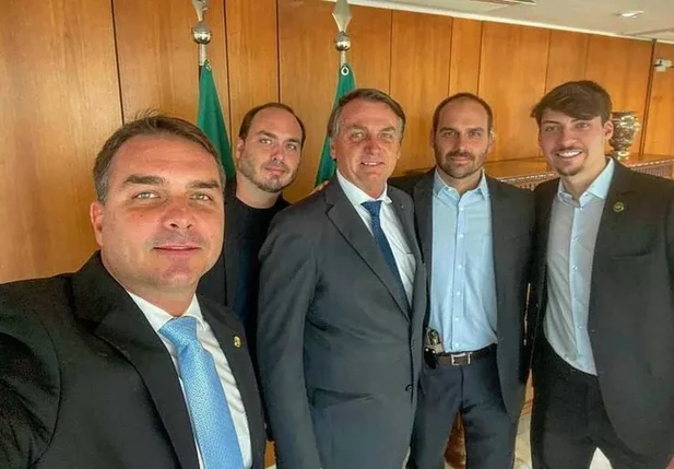 Bolsonaro com os filhos Flávio, Carlos, Eduardo e Jair Renan