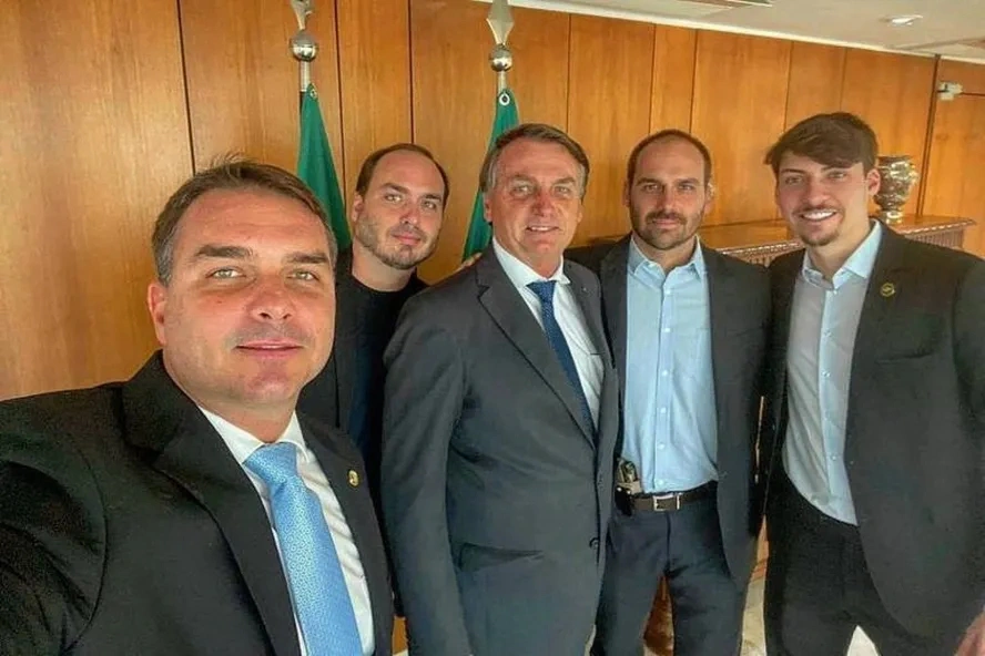 Bolsonaro com os filhos Flávio, Carlos, Eduardo e Jair Renan
