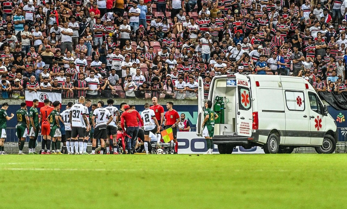 Caio Felipe leva a pior em choque de cabeça com outro jogador do Altos