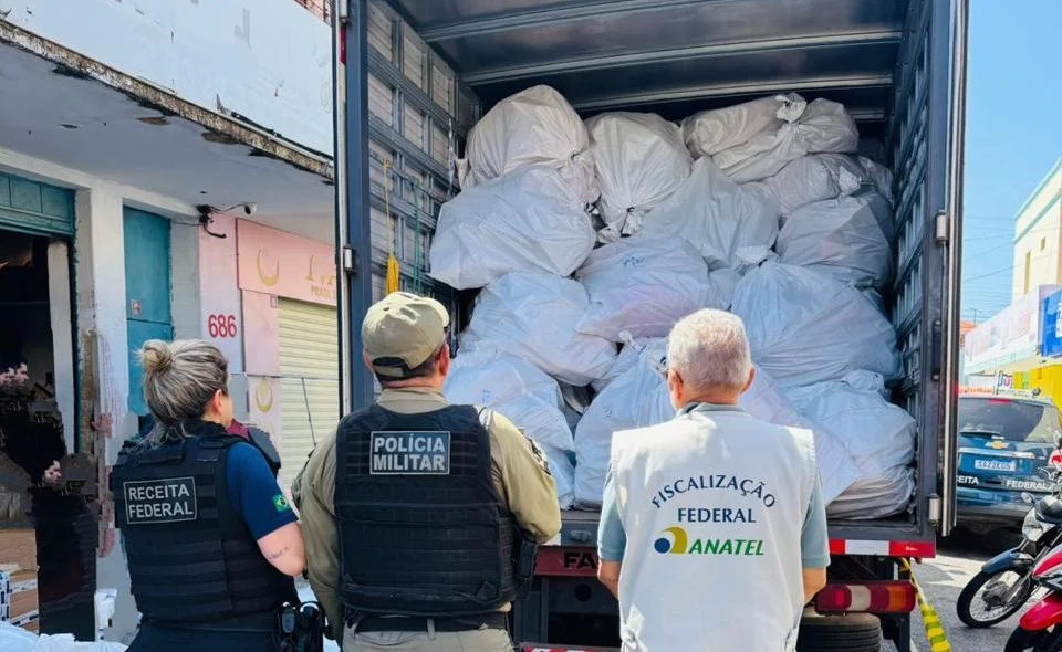 Caminhão repleto de mercadorias apreendidas pela Receita Federal