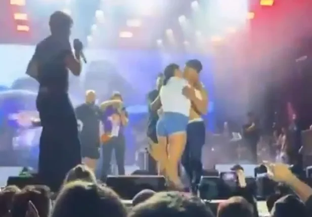 Cantor Nattanzinho paga R$ 1 mil para fã trair namorada em show