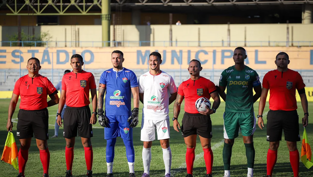 Capitães e equipe de arbitragem