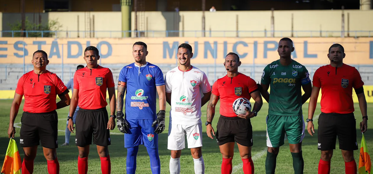 Capitães e equipe de arbitragem