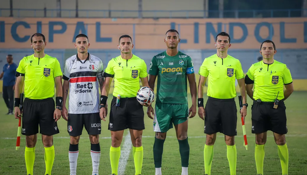 Capitaões de Santa Cruz (Thiago Galhardo) e Altos (Leandro Amorim) e equipe de arbitragem