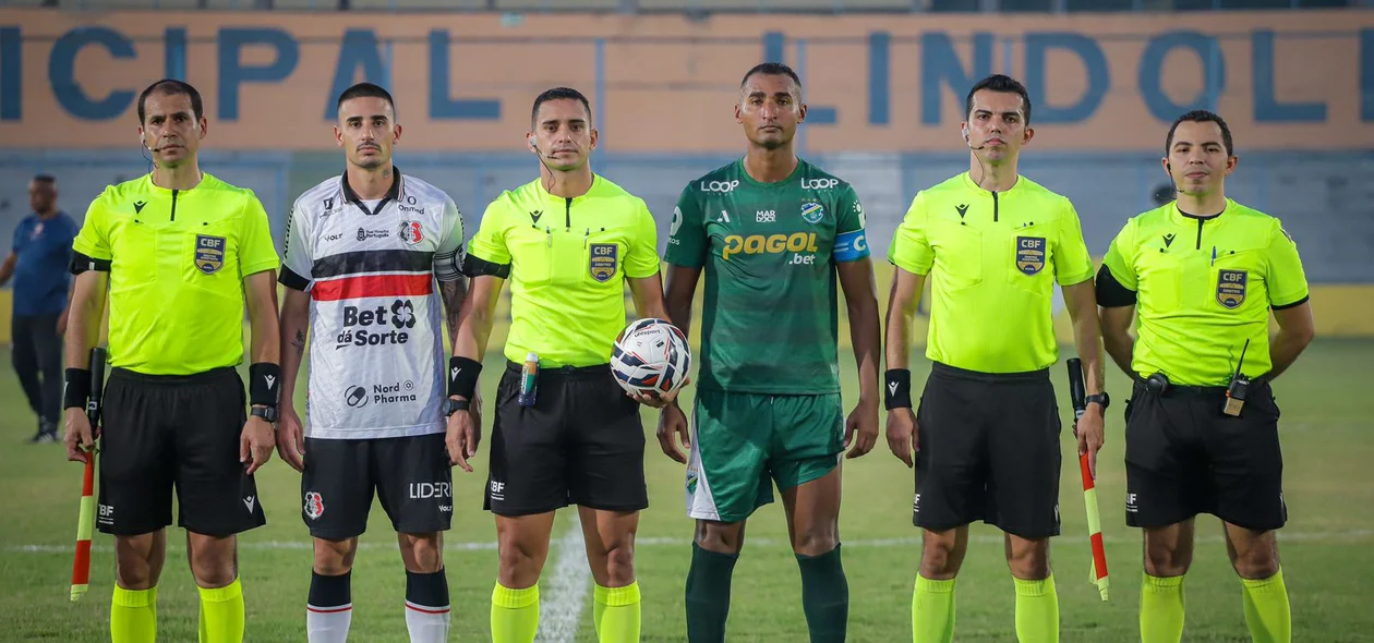 Capitaões de Santa Cruz (Thiago Galhardo) e Altos (Leandro Amorim) e equipe de arbitragem