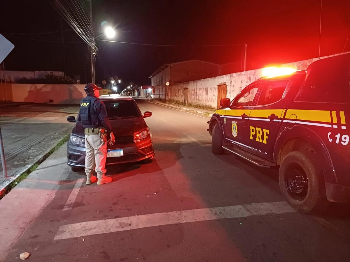 Carro recuperado pela PRF em Amarante