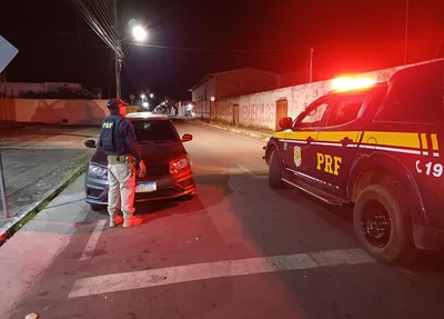Carro recuperado pela PRF em Amarante