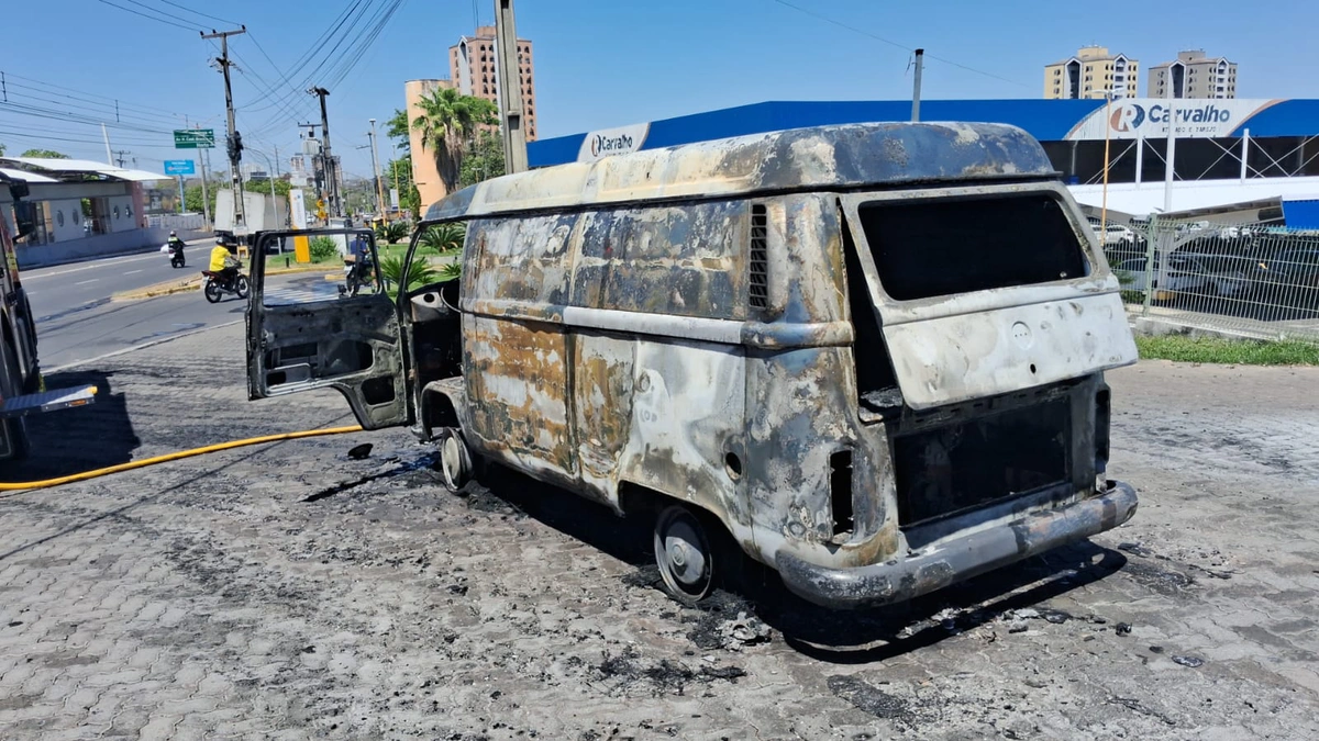 Chamas destruíram o automóvel