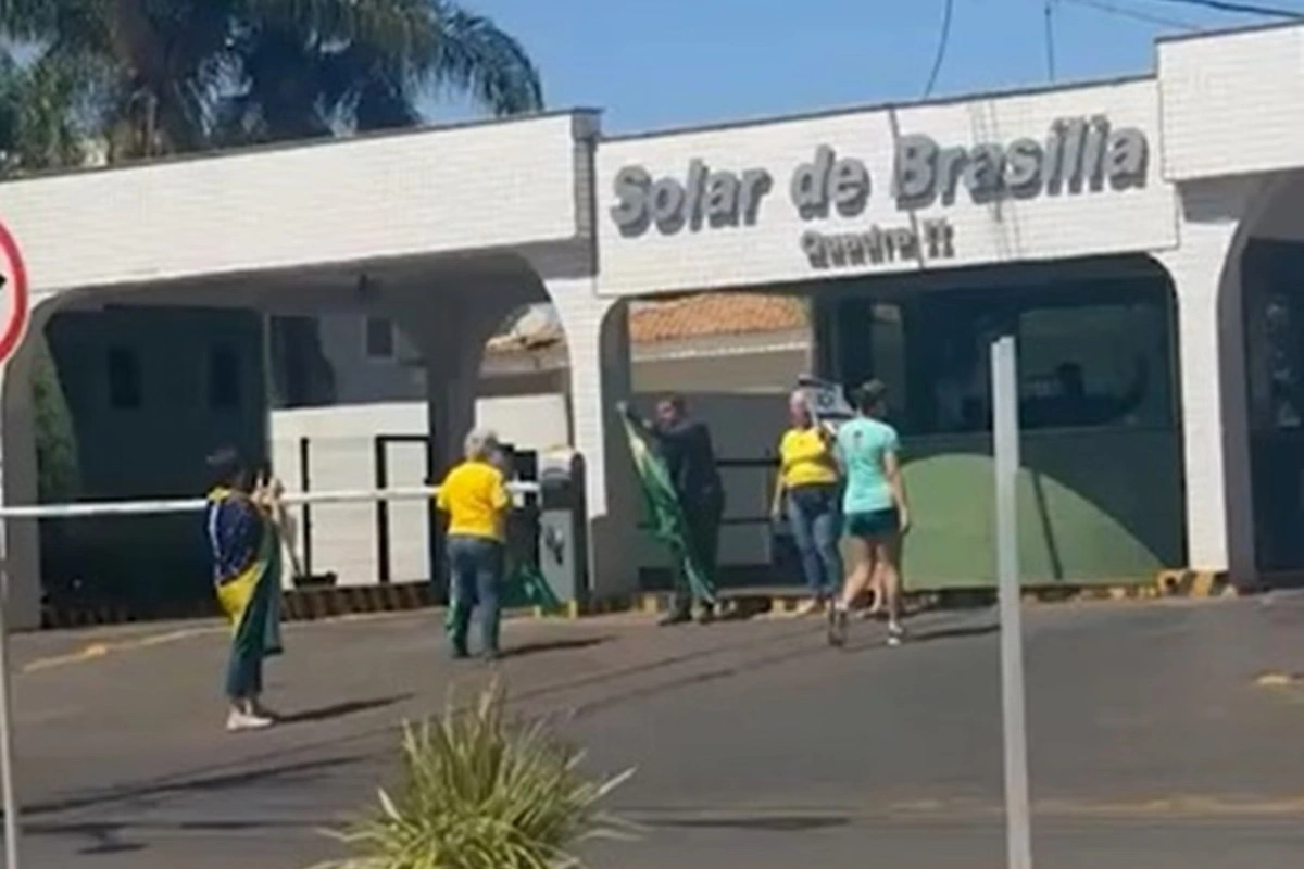 Cinco manifestantes se reuniram diante do condomínio de Bolsonaro