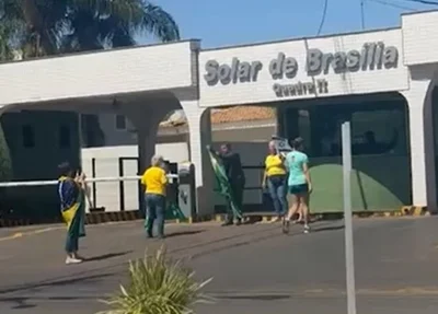 Cinco manifestantes se reuniram diante do condomínio de Bolsonaro