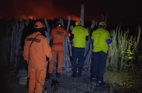Corpo de Bombeiros atua para combater incêndio de grandes proporções em Pavussu