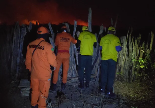 Corpo de Bombeiros atua para combater incêndio de grandes proporções em Pavussu