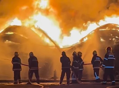 Corpo de Bombeiros do Amazonas tenta controlar chamas de incêndio