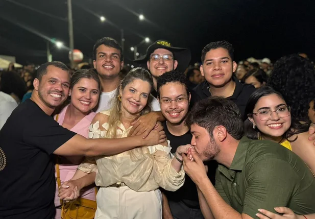 Deputada Gracinha Mão Santa é recebida pelo povo parnaibano no aniversário de 181 anos da cidade