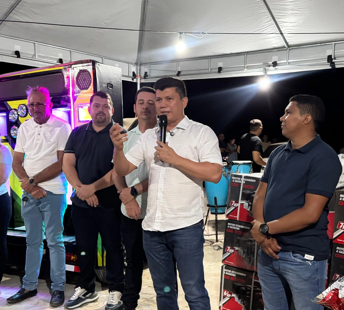 Deputado Rubens Vieira entrega calçamento em Caxingó