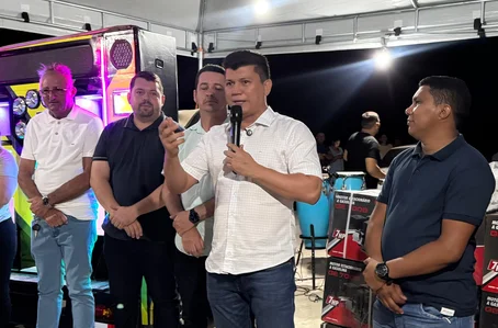 Deputado Rubens Vieira entrega calçamento em Caxingó