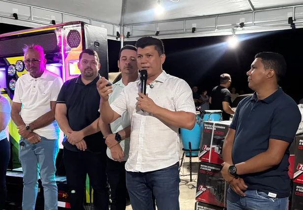 Deputado Rubens Vieira entrega calçamento em Caxingó