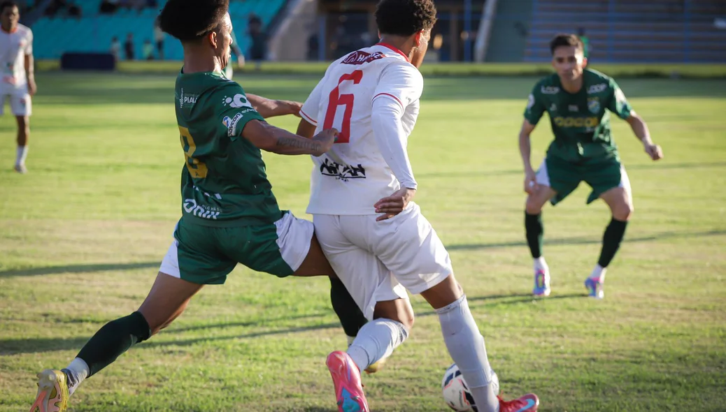 Disputa de bola entre jogadores